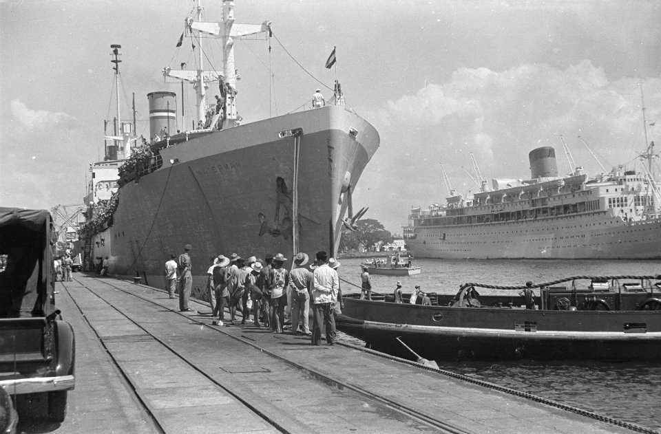 Priok. Op 14 mei 1948 vertrok de Waterman naar het vaderland met aan boord de , Bestanddeelnr 1671-3-1