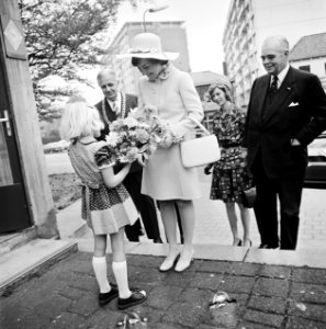 Prinses Margriet opent Julianaziekenhuis in Apeldoorn Prinses-Margriet krijgt b, Bestanddeelnr 927-1818