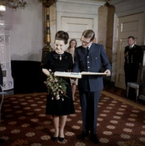 Prinses margriet en pieter van vollenhove ontvangen geschenken voor hun aanstaan, Bestanddeelnr 254-7682