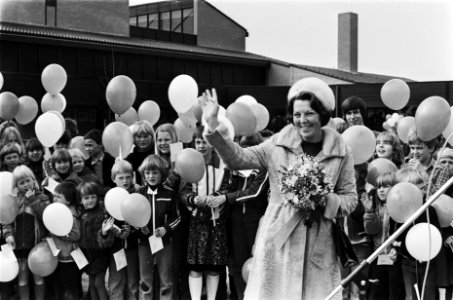 Prinses Beatrix opent wijkwinkelcentrum en scholencomplex Waldervaart in Schagen, Bestanddeelnr 929-6921