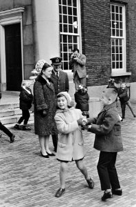 Prinses Margriet en Pieter van Vollenhoven in Schiedam kinderen maken rondedans , Bestanddeelnr 919-8987
