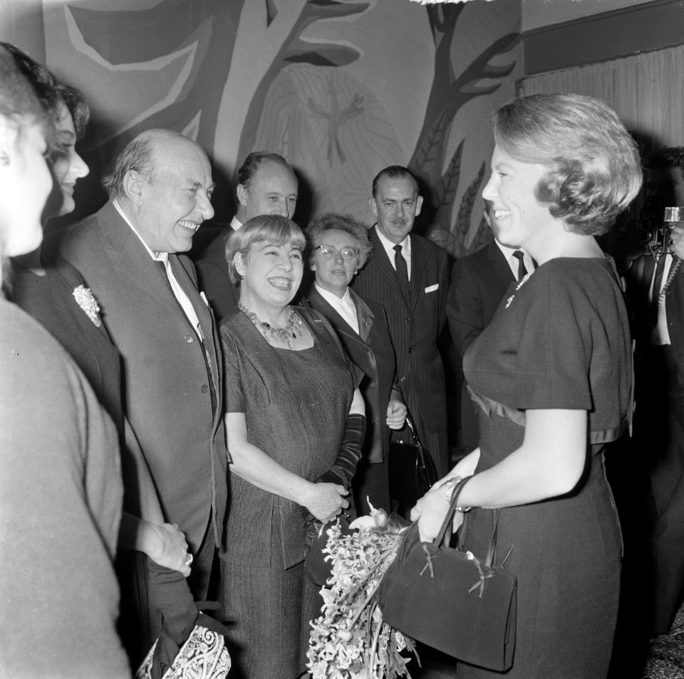 Prinses Beatrix voorstelling speelfilm Plantage Tamarinde bijgewoond, de hoofd, Bestanddeelnr 917-0850