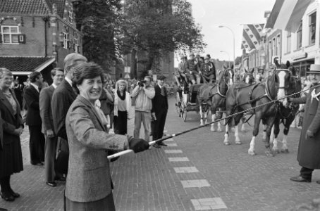 Prinses Margriet en Pieter van Vollenhoven rijden stuk mee met de grote postkoe, Bestanddeelnr 933-7632