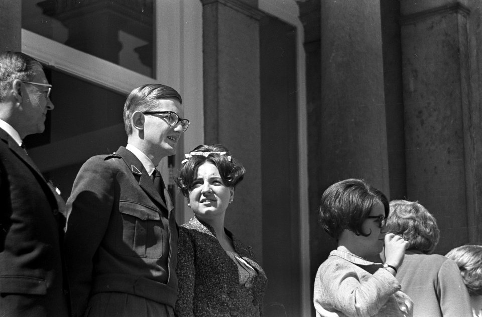 Prinses Margriet en Pieter van Vollenhoven op het bordes rechts prinses Christi, Bestanddeelnr 919-0950