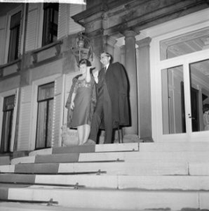 Prinses Margriet en Pieter van Vollenhoven op bordes, Bestanddeelnr 917-5243