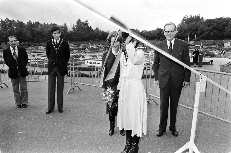 Prinses Margriet opent bazar UVV, Vereniging Zorg en Bijstand in Madurodam, Bestanddeelnr 929-3770