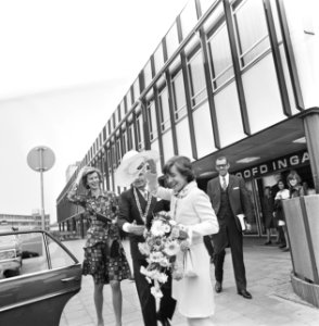 Prinses Margriet opent Julianaziekenhuis in Apeldoorn Prinses-Margriet grijpt a, Bestanddeelnr 927-1815