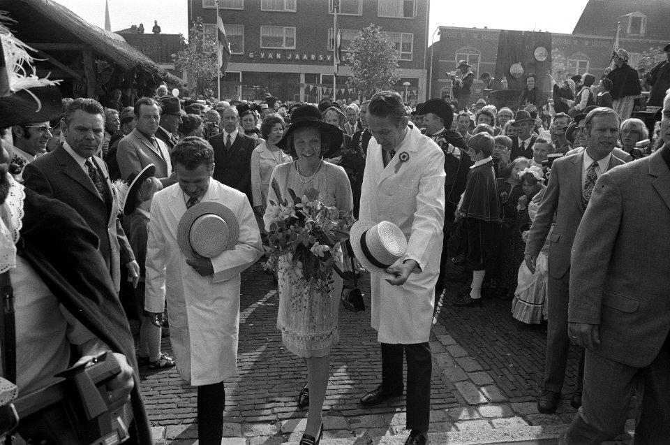 Prinses Beatrix opent in Woerden kaasmarkt tgv 600 jarig bestaan van Woerden, Bestanddeelnr 925-8960