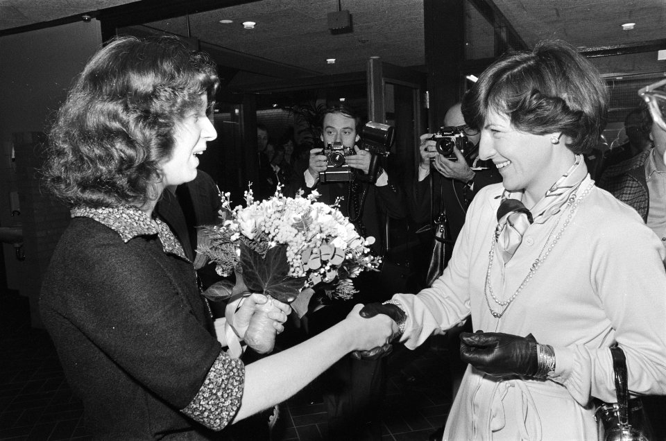 Prinses Margriet opent Academie de Laan in Den Haag Prinses Margriet krijgt bl, Bestanddeelnr 929-5789