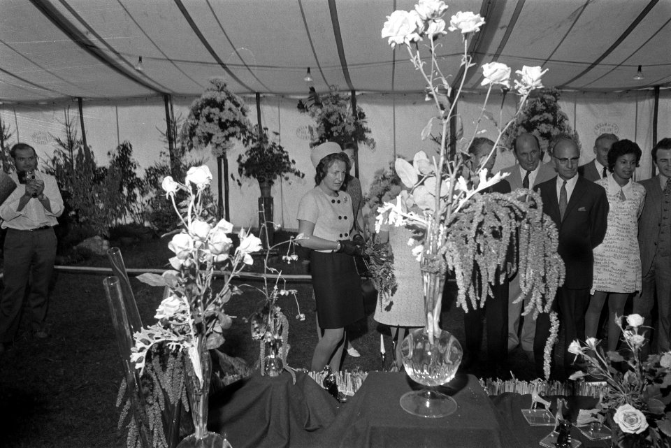 Prinses Margriet opent bloemententoonstelling te Ugchelen Prinses Margriet opent, Bestanddeelnr 924-8996