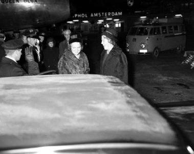 Prinsessen Beatrix en Irene terug uit Griekenland op Schiphol De prinsessen bij, Bestanddeelnr 913-2967