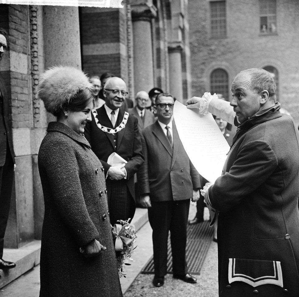 Prinses Margriet in Rotterdam bij opening kinderboekenwe de Blauwe Boekanier laa, Bestanddeelnr 917-0817