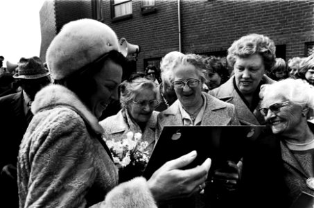 Prinses Beatrix opent wijkwinkelcentrum en scholencomplex Waldervaart in Schagen, Bestanddeelnr 929-6922