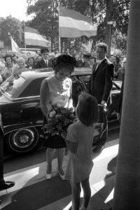 Prinses Margriet opent Juliana Ziekenhuis te Ede, Prinses Margriet ontvangt bloe, Bestanddeelnr 924-9132