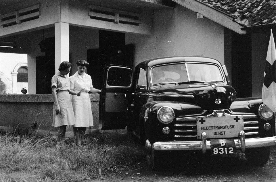 Prinses Margriet Hospitaal te Batavia. Twee vrouwen bij een auto van de Bloedtra, Bestanddeelnr 3280