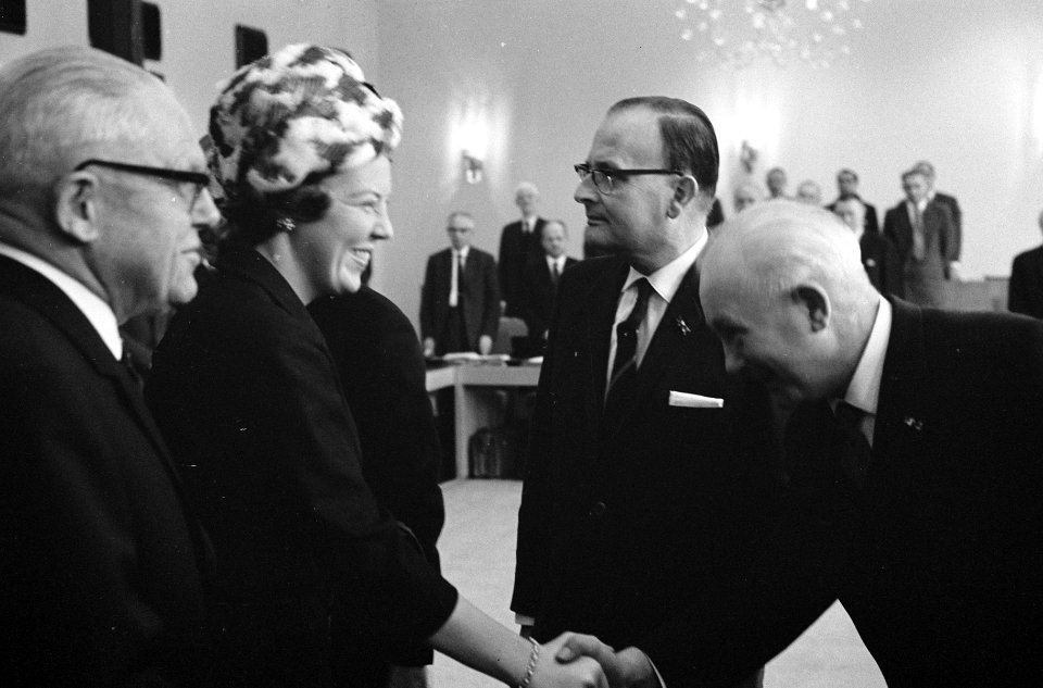 Prinses Beatrix vergadering van de SER bijgewoond te Den Haag De drs Hub L , Bestanddeelnr 915-7665