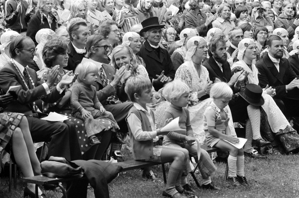 Prinses Margriet en Van Vollenhoven bij folkloristisch boerenbruiloft in Joure (, Bestanddeelnr 927-3613