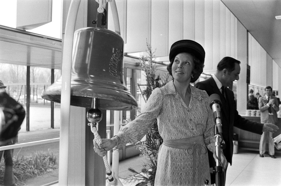 Prinses Beatrix opent Hiswa 80 in RAI, Amsterdam Prinses Beatrix luidt een sche, Bestanddeelnr 930-7217