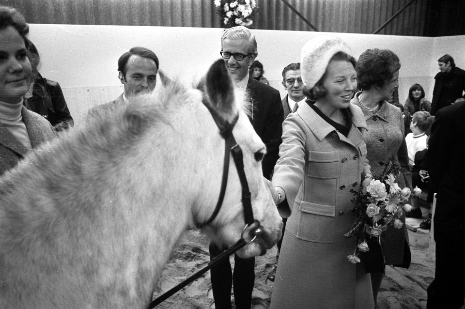 Prinses Beatrix opent Willem Alexander Manege te Arnhem, Bestanddeelnr 925-1063