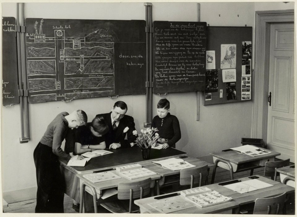 Prinses Marijkeschool (B.L.O.) de heer Mol bij het individueel lesgeven. NL-HlmNHA 54004276