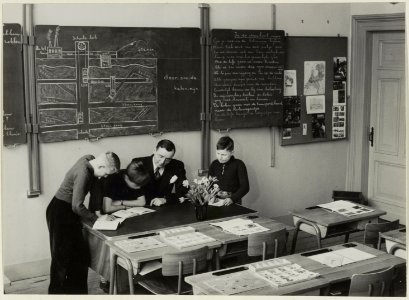 Prinses Marijkeschool (B.L.O.) de heer Mol bij het individueel lesgeven. NL-HlmNHA 54004276