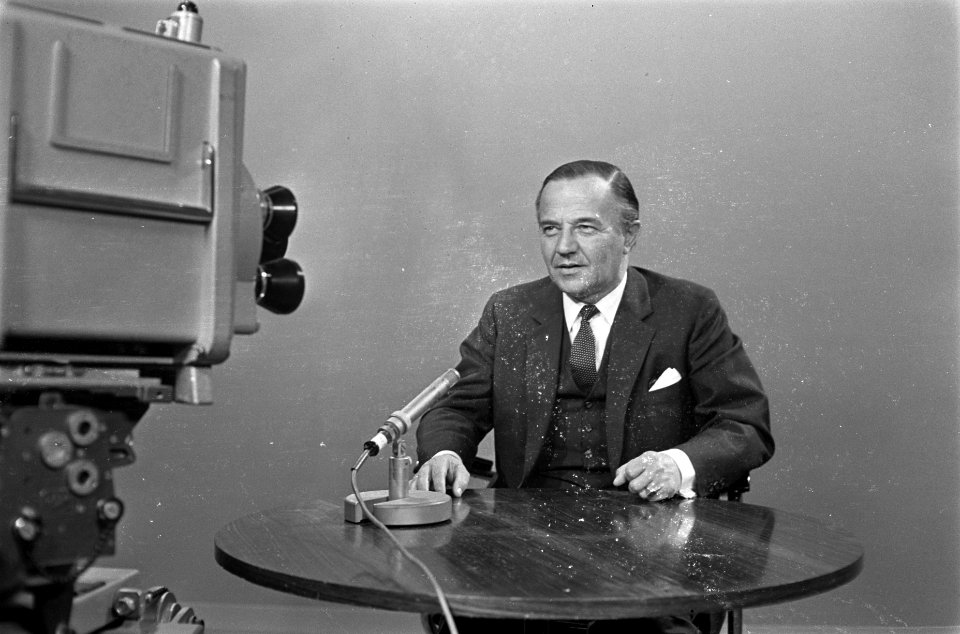 Prinses Margriet heeft zoon. Premier de Jong in de TV-studio in Den Haag, Bestanddeelnr 921-2598