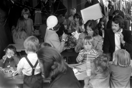 Prinses Beatrix tijdens het nuttigen van een drankje, prins Johan-Friso (met rie, Bestanddeelnr 925-6373