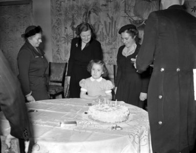 Prinses Margriet krijgt een taart voor haar 7e verjaardag, achter haar koningin , Bestanddeelnr 903-7944