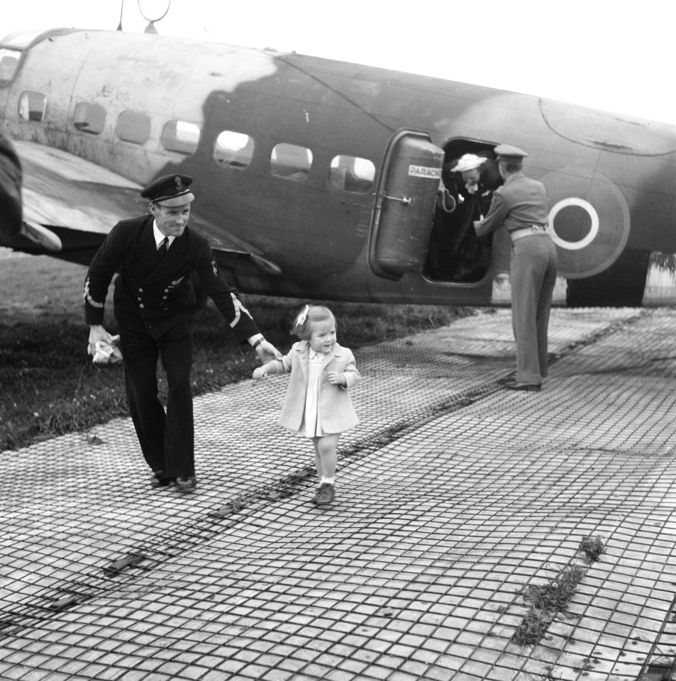 Prinses Margriet is al uit de Lockheed gestapt, terwijl prinses Juliana uit het , Bestanddeelnr 900-6105