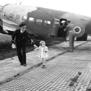Prinses Margriet is al uit de Lockheed gestapt, terwijl prinses Juliana uit het , Bestanddeelnr 900-6105