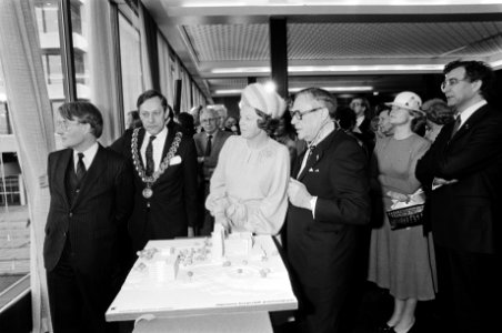 Prinses Beatrix opent in Heerlen nieuwe vleugel van het hoofdkantoor van het Alg, Bestanddeelnr 930-6337