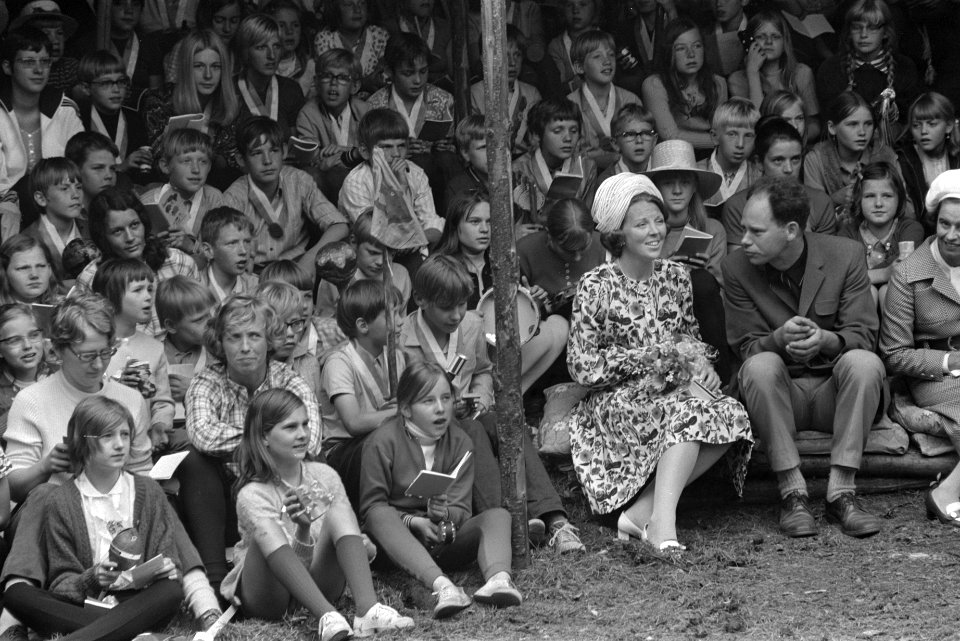 Prinses Beatrix tussen de kinderen die deelnemen aan het kamp, Bestanddeelnr 924-6467