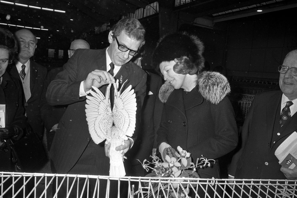 Prinses Beatrix opent 75e kleindiertentoonstelling Avicultura in Houtrusthalle, Bestanddeelnr 925-3108