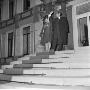 Prinses Margriet en Pieter van Vollenhoven op bordes, Bestanddeelnr 917-5236