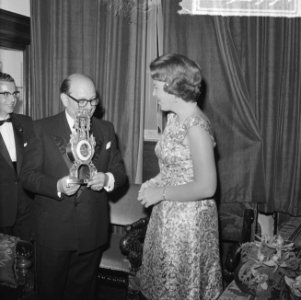 Prinses Beatrix opent antiekbeurs te Delft Prinses Beatrix en dhr J Schulman, Bestanddeelnr 915-2991
