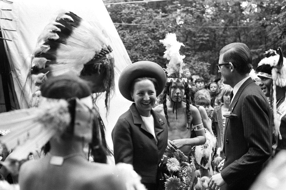 Prinses Margriet en Pieter van Vollenhoven ontmoeten 'indianen', Bestanddeelnr 924-5802