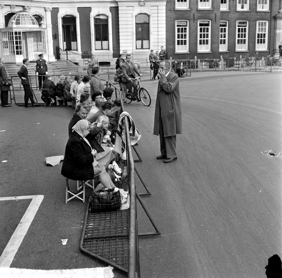 Prinsjesdag 1964, mensen wachten langs de route waar de stoet zal langs komen, Bestanddeelnr 916-8823