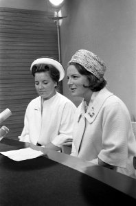 Prinsessen Irene en Margriet terug uit de West, tijdens persconferentie, Bestanddeelnr 914-1705