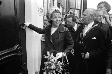 Prinses Beatrix opent de deur van het museum, rechts burgemeester Heusdens, Bestanddeelnr 924-5784