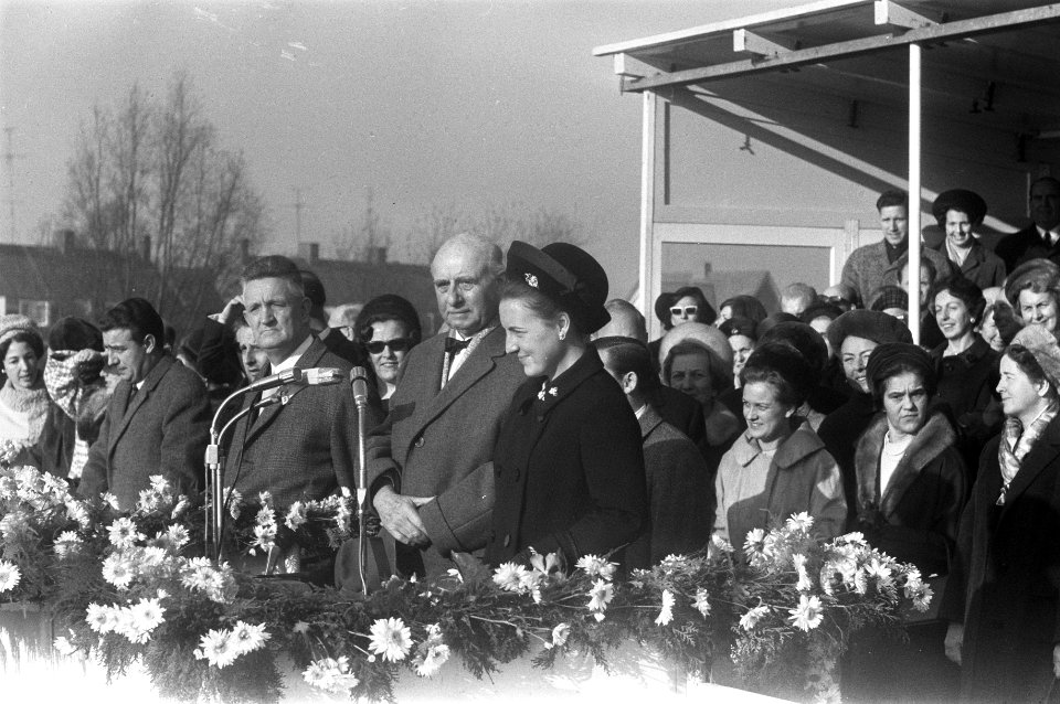 Prinses Margriet laat schip te water op scheepswerf De Hoop te Lobith Prinses , Bestanddeelnr 921-8988