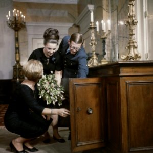 Prinses margriet en pieter van vollenhove ontvangen geschenken voor hun aanstaan, Bestanddeelnr 254-7679