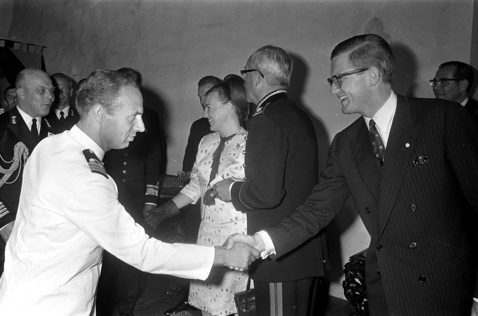 Prinses Margriet en Pieter worden voorgesteld aan de delegaties, Bestanddeelnr 921-5720