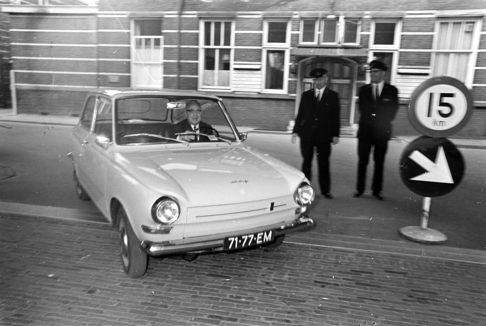 Prinses Margriet heeft zoon. Professor Plate bij vertrek ziekenhuis, Bestanddeelnr 921-2614