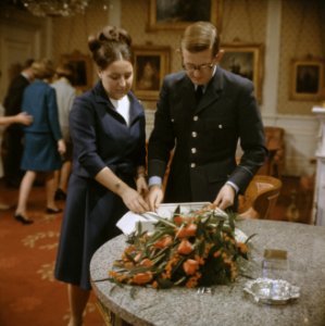 Prinses margriet en Pieter van Vollenhove ontvangen geschenken i.v.m. hun aansta, Bestanddeelnr 254-7760