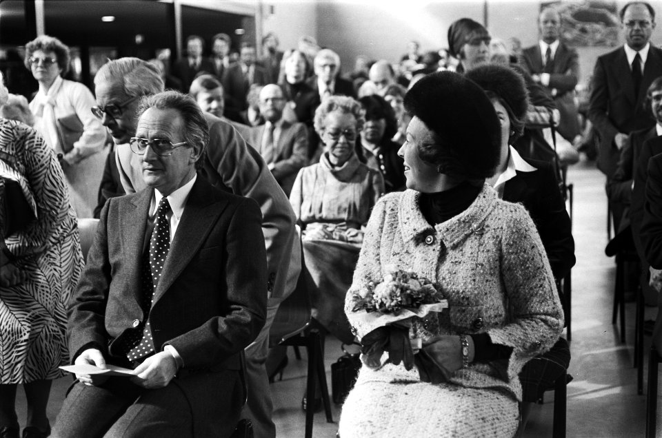 Prinses Beatrix opent in Bergen (NH) nieuw gebouw van de Europese school Prinse, Bestanddeelnr 929-6718