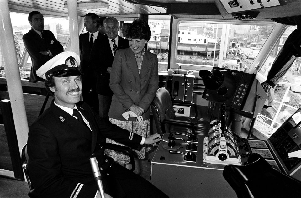 Prinses Margriet heeft duwboot Cornelis de Houtman gedoopt op scheepswerf De Biesbosch Dordrecht te Dordrecht, Bestanddeelnr 931-5066