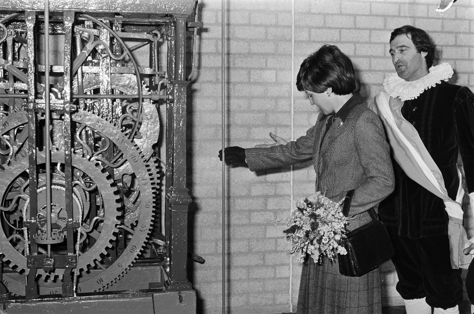 Prinses Margriet opent nieuw stadhuis in Maassluis Prinses Margriet bij oud uur, Bestanddeelnr 930-0145