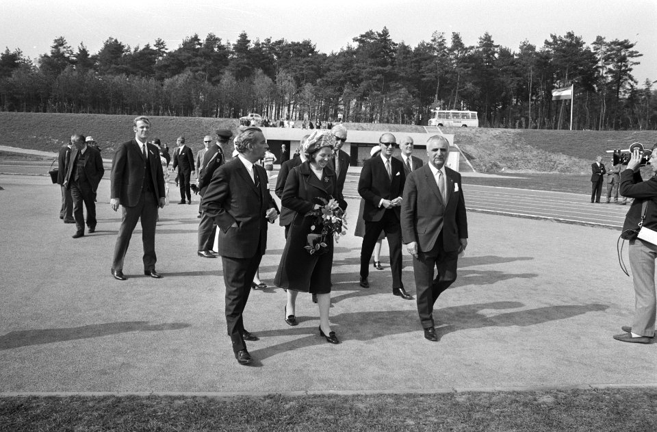 Prinses Beatrix tijdens de rondleiding, Bestanddeelnr 924-5266