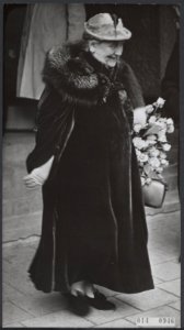 Prinses Wilhelmina tijdens haar bezoek aan de Olympische Dag in het Olympisch stadi, Bestanddeelnr 014-0946