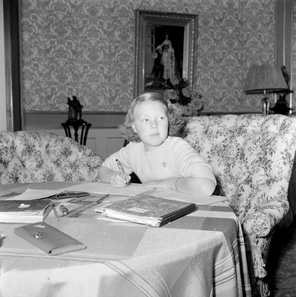 Prinses Beatrix zit haar huiswerk te maken in het paleis, Bestanddeelnr 255-7530